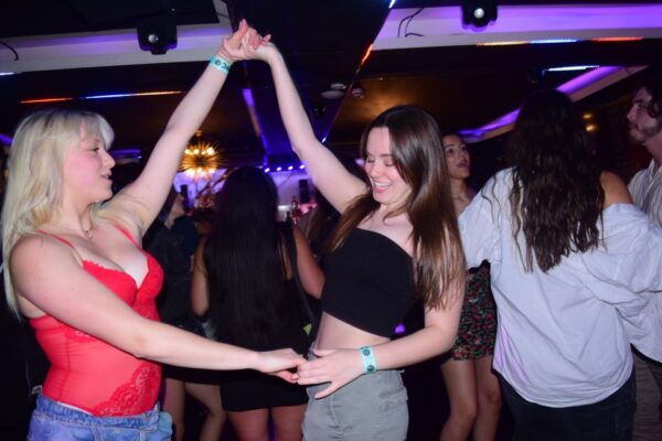 1 Big Night Out Weekend Club Crawl - Benefit From English-Speaking Hosts or Greeters
