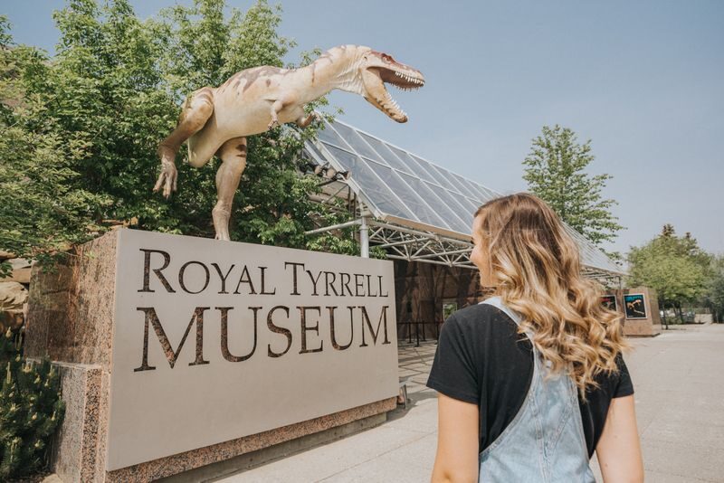 1 Day Bad Land & Dinosaur Museum Tour - A Calgary-to-Drumheller day with two very different highlights