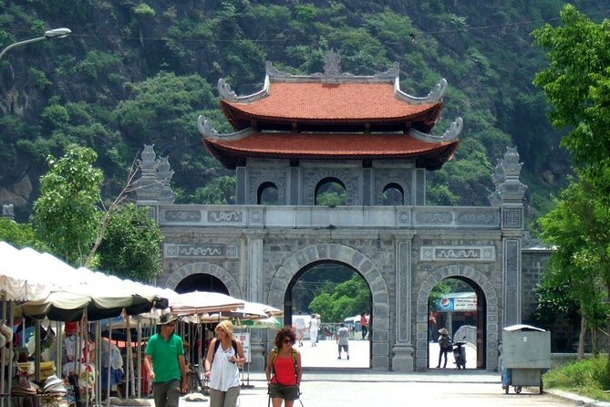 1-Day Hoa Lu Ancient Capital and Boat Trip in Tam Coc From Hanoi - Exploring Tam Coc: A Scenic Boat Trip