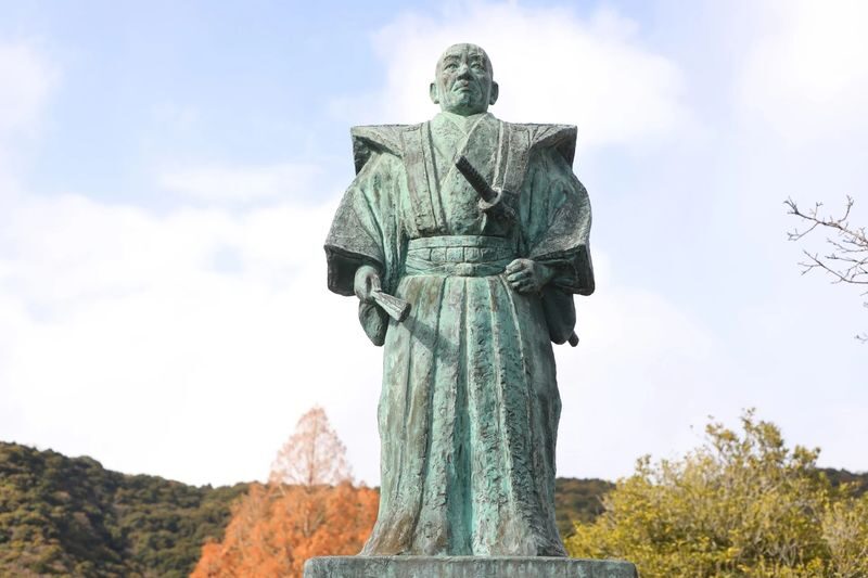 1-Day Iwakuni Tour: Kintaikyo Bridge, Castle Town & Seal Engraving - Riding the ropeway to Iwakuni Castle
