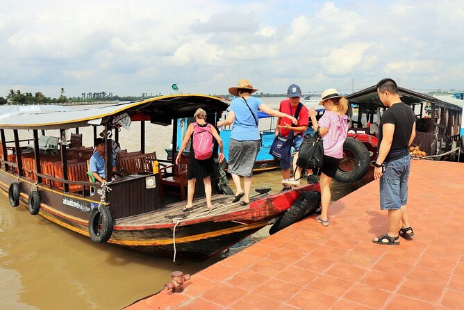 1 Day Luxury Tour of Mekong Delta and Cu Chi Tunnels by Mini Van - Expert Tour Guides