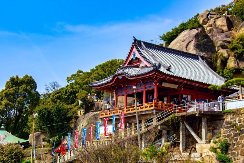 1-Day Onomichi & Ikuchijima: Hill of Hope, Ferry, Ropeway & Temples - Saikokuji’s giant sandals and 108 steps