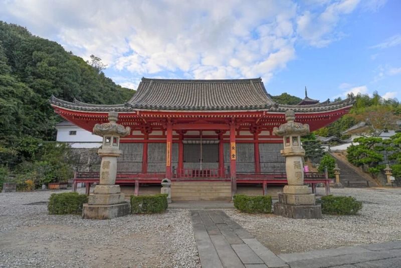 1-Day Onomichi & Ikuchijima: Hill of Hope, Ferry, Ropeway & Temples - The guide makes the day easier to follow