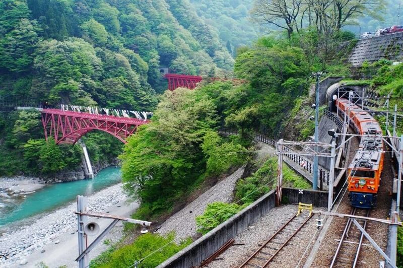 1 Day Tour from Kanazawa: Kurobe Gorge and Unazuki Onsen - Unazuki’s old-fashioned resort-town character