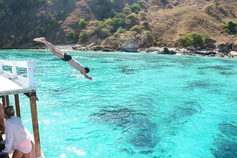 1-Day Tour Rangko Cave And Sabolo Island Snorkeling in Labuan Bajo - Rangko Cave rewards careful footing