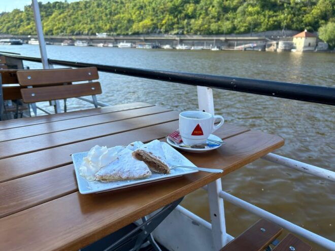 1 Hour Boat Cruise With Fragrant Coffee and Homemade Strudel - Included Amenities