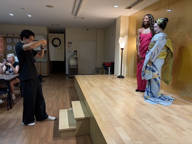1-Hour Geisha/Maiko Show in Kyoto - Who will get the most from this hour