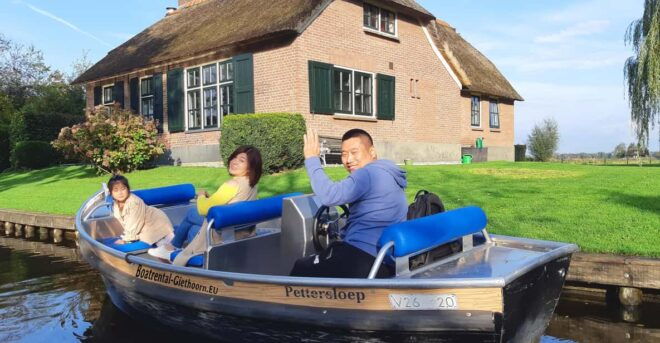 1 Hour Private Boattour With Local Captain Max 4 Persons - Guided Tour Through Giethoorn