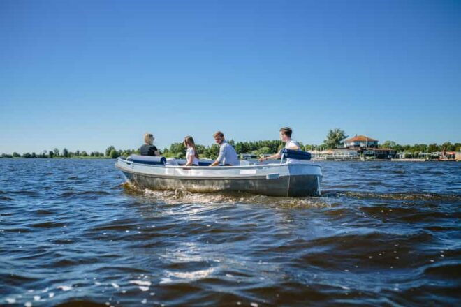 1 Hour Private Boattour With Local Captain Max 8 Persons - Boat Features and Amenities