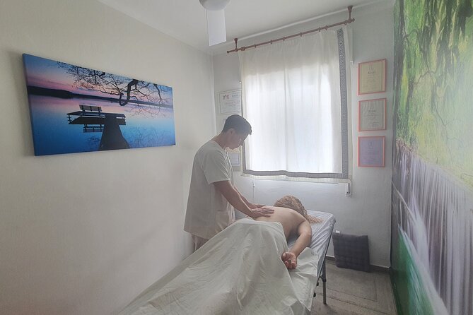 1 Hour Private Chiromassage Session in Seville - Meeting and Pickup
