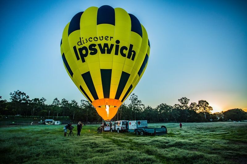 1-Hour Small Group Hot Air Balloon Flights in Brisbane - Landing, pack-down and the breakfast choice