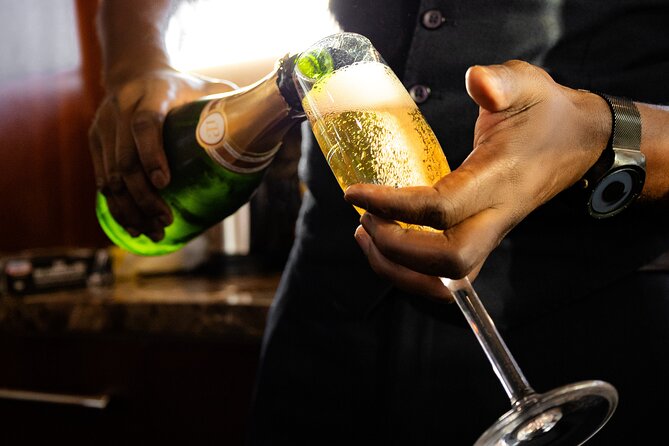 1 HR - Dubai Marina Luxury Yacht Tour - Sample Small Bites