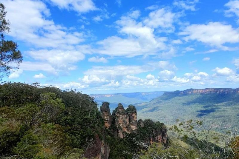 12-Hour Blue Mountains with River Cruise Day Tour - Guides, coaches and the day’s pace
