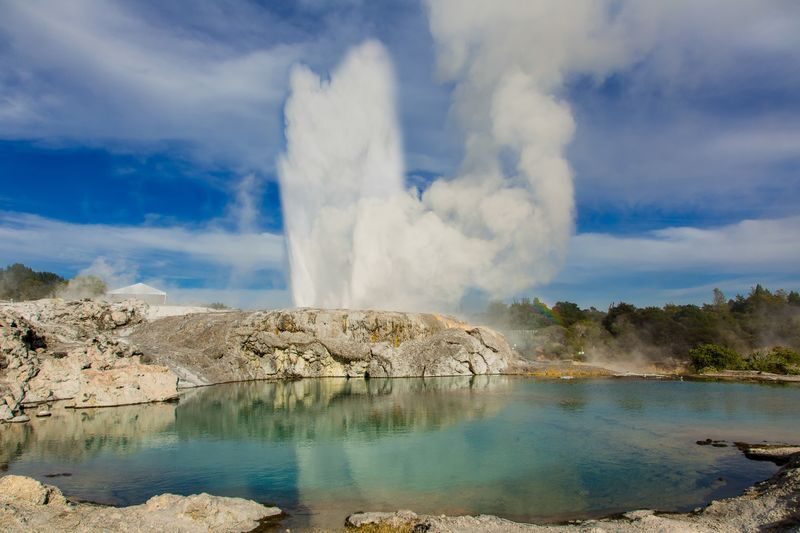 12-Hour Hobbiton and Rotorua Day Tour - Te Puia brings geothermal ground and Māori arts together