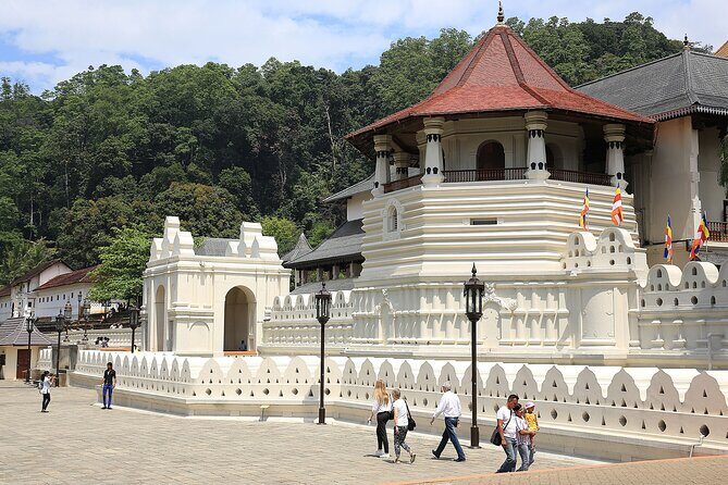 14 Days Travel in Sri Lanka with Accommodation - Practical Details