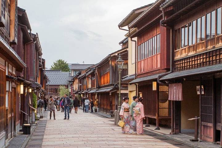 18 to 35s Essential Japan 10-Day Tour by Intrepid Travel - What the $1,780 starting price covers