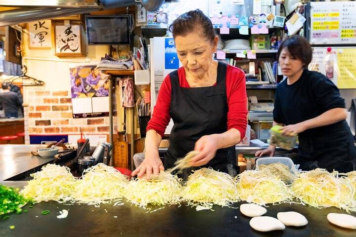18 to 35s Essential Japan 10-Day Tour by Intrepid Travel - Prepare for stations, walking and shared rooms