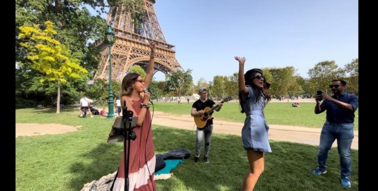 1h30 Live Music Show With Duo Singer-Guitarist in Paris - Event Duration and Cancellation Policy