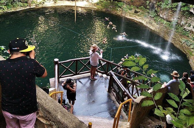 2-day tour: Isla Mujeres catamaran and Chichen Itzá - Exploring Isla Mujeres  