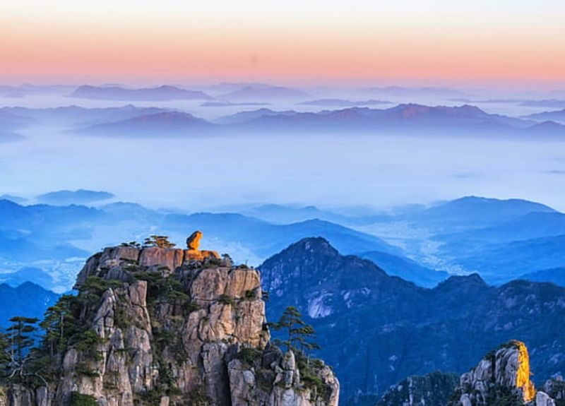 2-Day Tour of Anhui Mount Huangshan Scenic Area (Off-peak afternoon ascent + stay at the summit hotel to watch the evening glow and sunset + Guest-Greeting Pine + Bright Summit) - Guest-Greeting Pine: a landmark with character