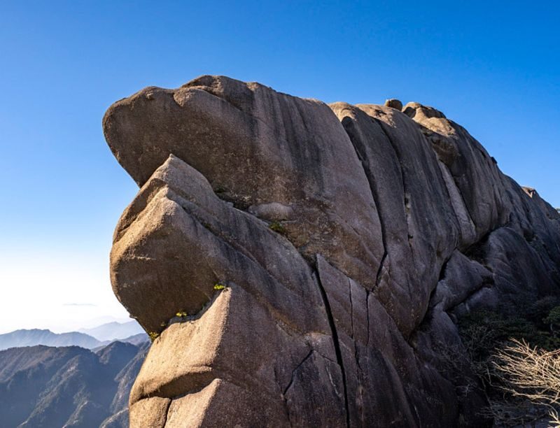 2-Day Tour of Anhui Mount Huangshan Scenic Area (Off-peak afternoon ascent + stay at the summit hotel to watch the evening glow and sunset + Guest-Greeting Pine + Bright Summit) - What the guide adds
