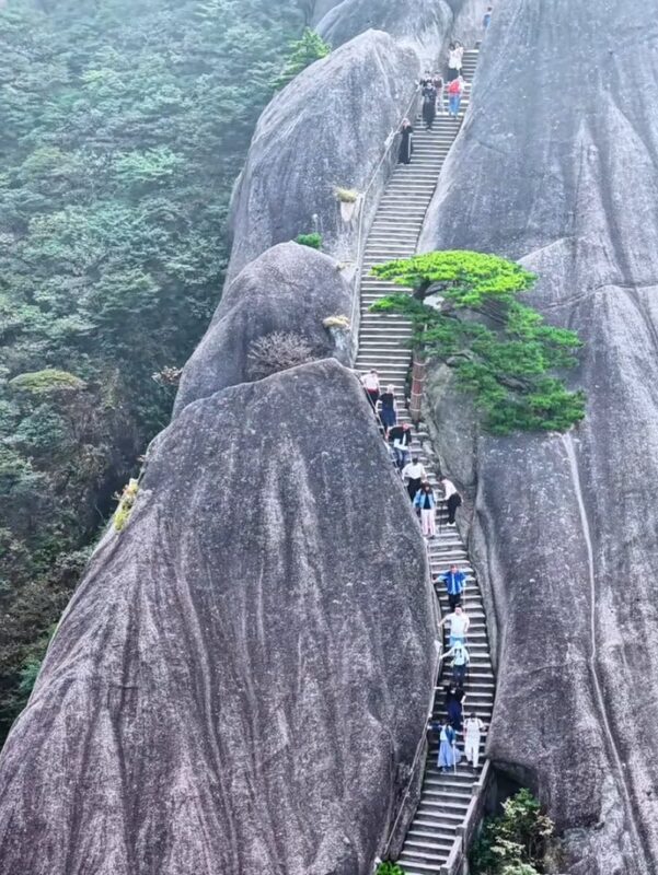 2-Day Tour of Anhui Mount Huangshan Scenic Area (Off-peak afternoon ascent + stay at the summit hotel to watch the evening glow and sunset + Guest-Greeting Pine + Bright Summit) - Price, value, and what to check