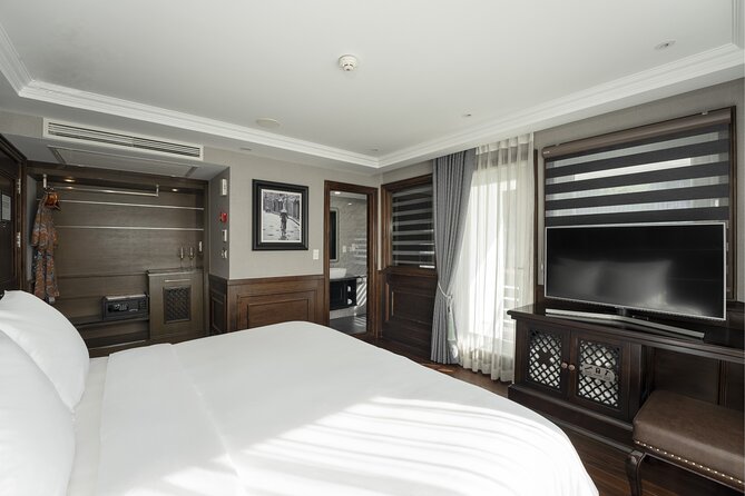 2 Days Tour of Halong Bay by Hera Cruise From Hanoi - Dining Options