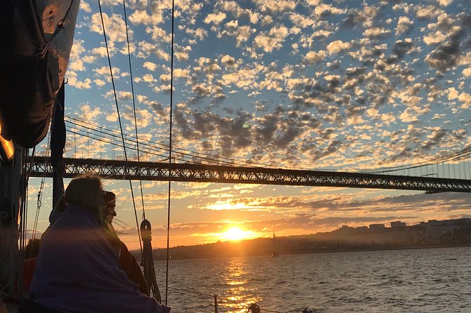 2 Hour Lisbon Sunset and Wine Sailing Tour - Wine Tasting Experience