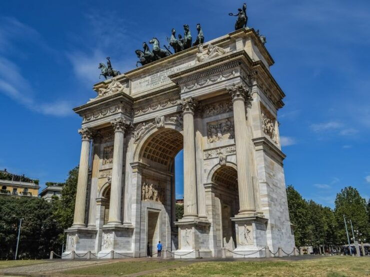 2-Hour Milan by Night Walking Tour - Tour Duration and Language Options