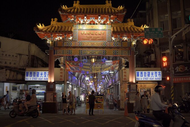 2-Hour Private Longshan Temple Walking Tour - Temple Architecture