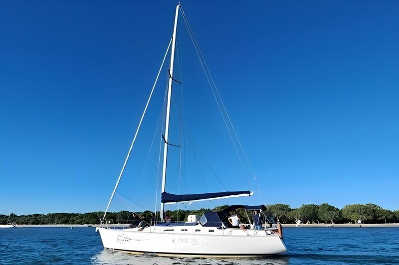 2-Hour Sailing Cruise Small Group with Refreshments in Gold Coast - Leaving from Main Beach at midday