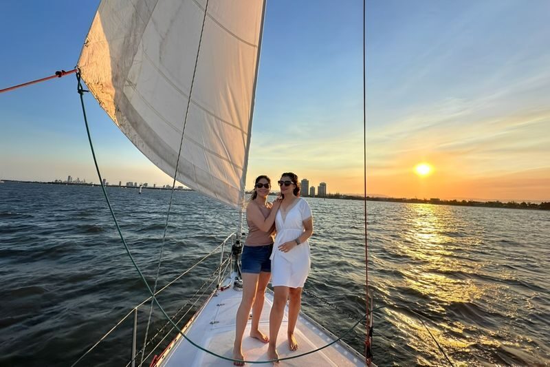 2-Hour Sailing Cruise Small Group with Refreshments in Gold Coast - Snacks, drinks and a comfortable place to sit