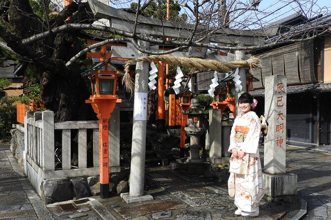 2 Hour Walking Historic Gion Tour in Kyoto Geisha Spotting Area - Meeting Point and Pickup