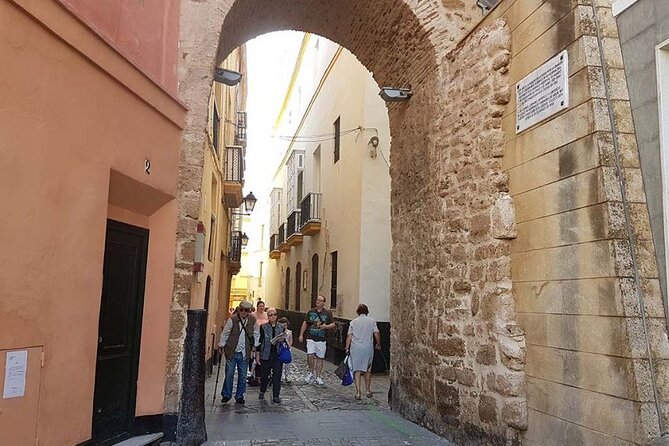 2 Hours Tour Around Cádiz: History, Anecdotes and Curiosities - The Sum Up