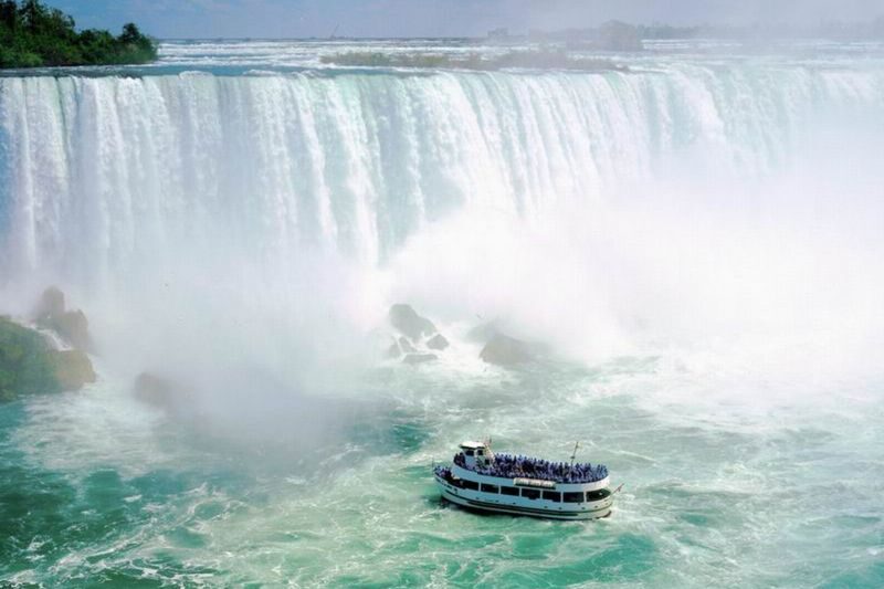 2D1N Toronto and Niagara Falls Bus Tour from Montreal - One hotel night, then on to Niagara Falls