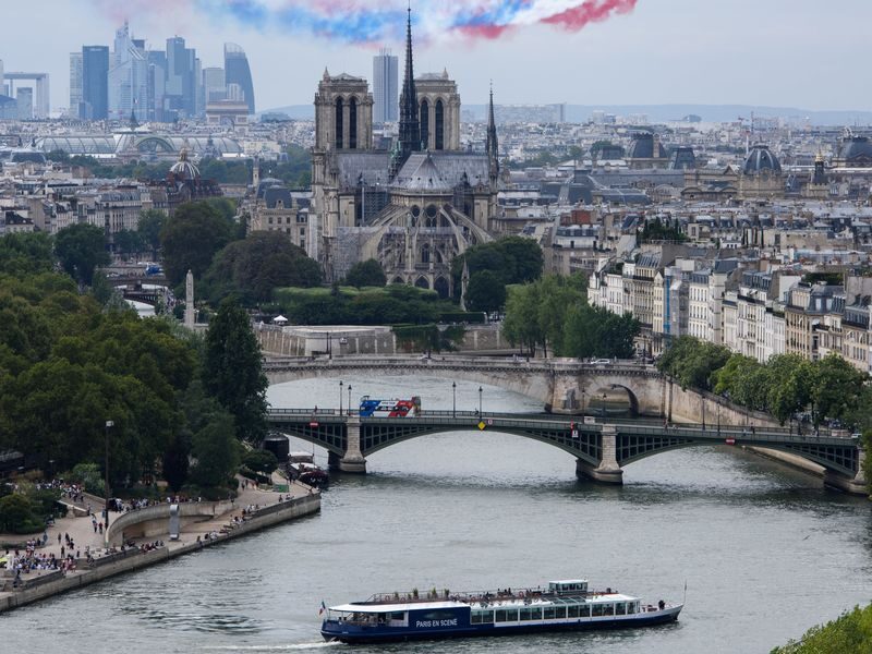 3-course Dinner Cruise on Seine River from Paris - Who should book this Seine dinner cruise?