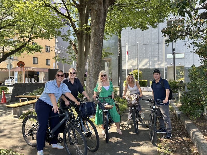 3-Hour E-Bike Experience in Central Tokyo: Palace & Hidden Gems - Roppongi, Midtown, and Azabudai Hills