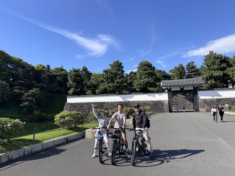 3-Hour E-Bike Experience in Central Tokyo: Palace & Hidden Gems - Shiba Park and Tokyo Tower