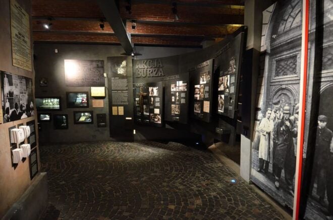 3-Hour Tour at Warsaw Uprising 1944 Museum /Inc. Pick-Up/ - Multimedia and Immersive Experiences