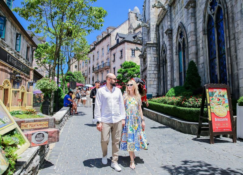 3 Hours Golden Bridge Photoshoot in Ba Na Hills - Finding a softer frame in Le Jardin D’Amour