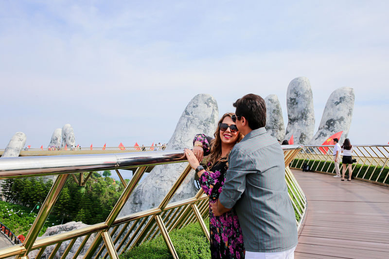 3 Hours Golden Bridge Photoshoot in Ba Na Hills - How the photographer helps you feel at ease