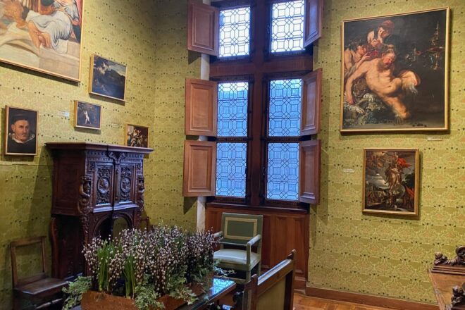 3 Loire Castles Live Guided Small Group by Mercedes Minivan - Vehicle Comfort and Features