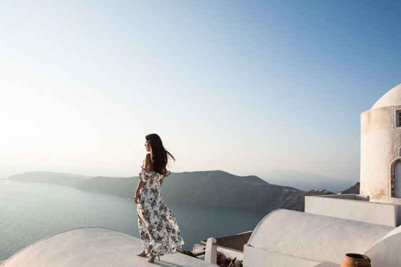 30 Photoshoot in Oia! 30 edited photos! Effortless & Fun! - Good To Know