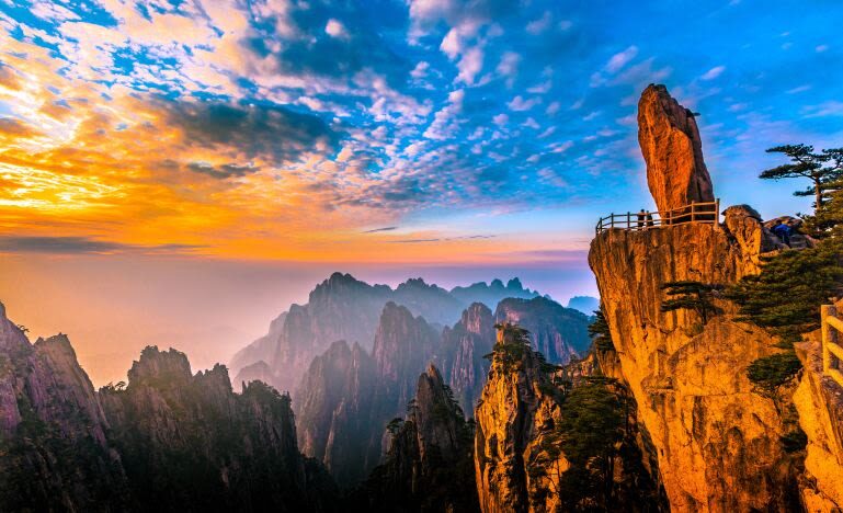4-Day Tour to Huangshan Scenic Area and Hongcun Village in Anhui - Day three: sunrise, the Hundred-Step Cloud Ladder and descent