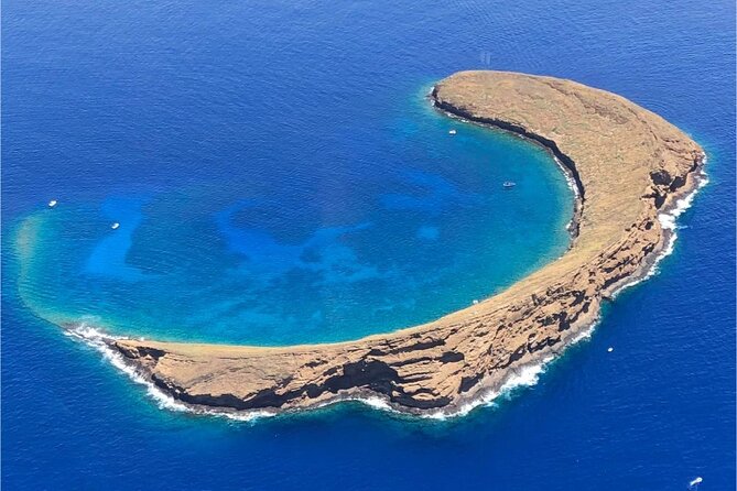 4-Hour Molokini Crater Plus Turtle Town Snorkeling Experience - Boat Size and Location
