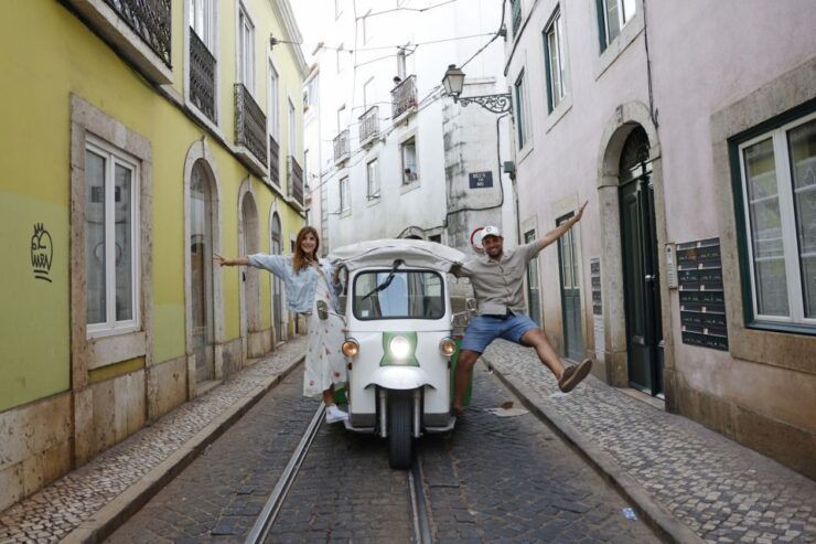 4-Hour Pro Photo Session & Tuk-Tuk Tour in Lisbon - Tour Duration and Meeting Point