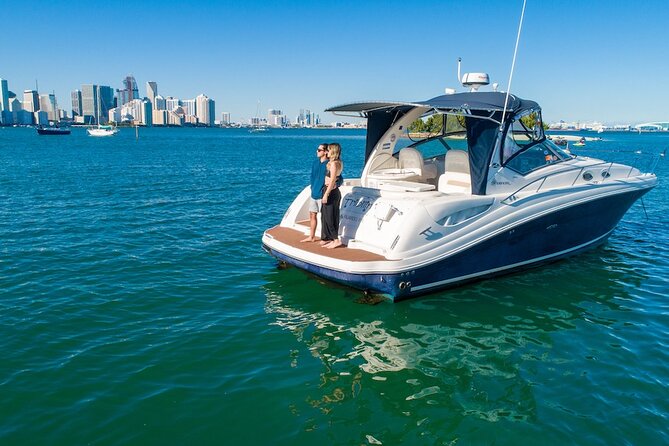 4 Hr Yacht Rental in Miami for up to 10 People Including Gas - Boat Features and Amenities