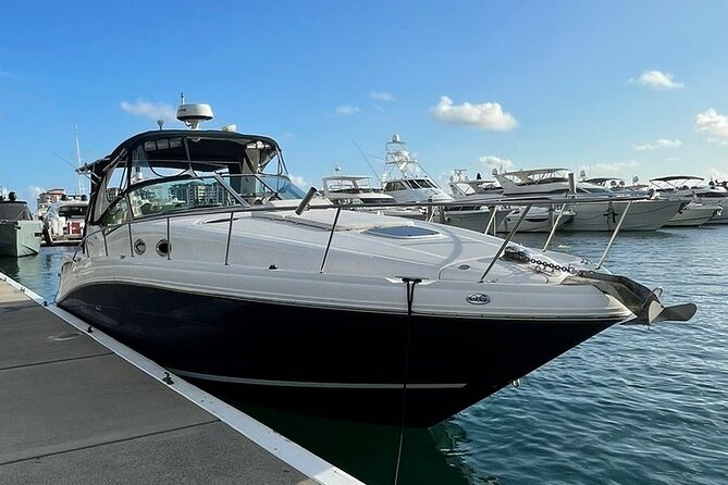 4 Hr Yacht Rental in Miami for up to 10 People Including Gas - Group Size and Capacity