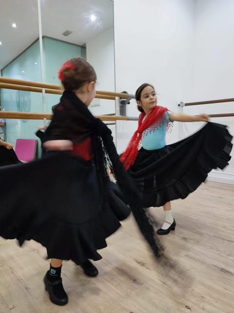 45 Minutes Flamenco Dance Class for Family in Málaga - Meeting Point and Preparation
