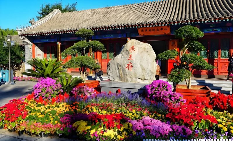 5-Day, 4-Night Wonderful Tour of Beijings Essential Attractions (5-Diamond Luxury Hotel) - Meals, transport and what the price really covers